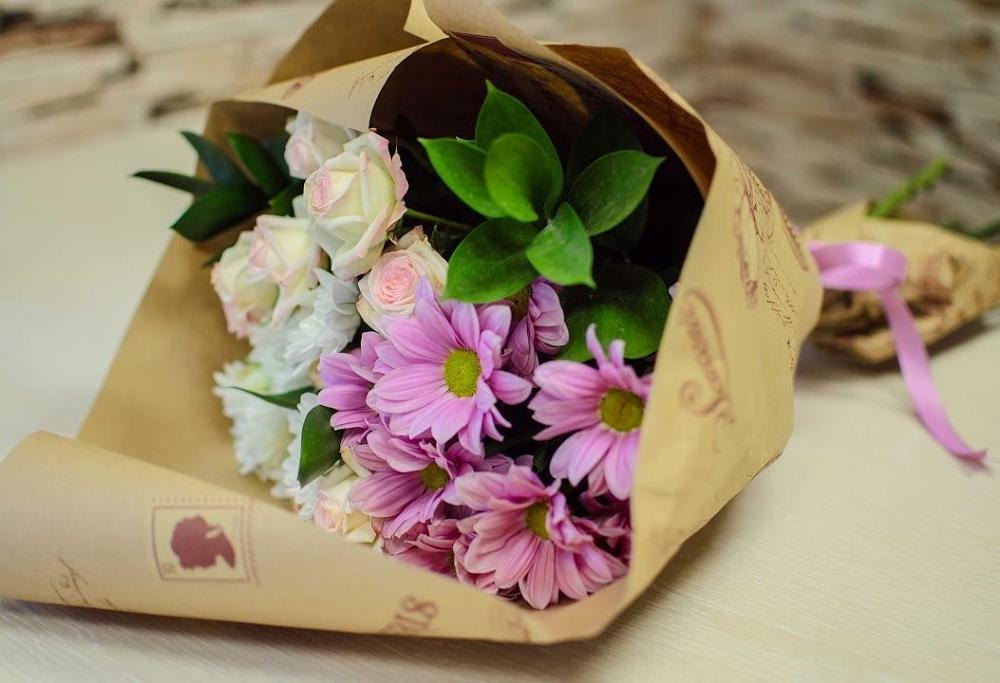 Букет улыбка в Белоомуте Букет цветов из: Розы и Хризантемы в Белоомуте