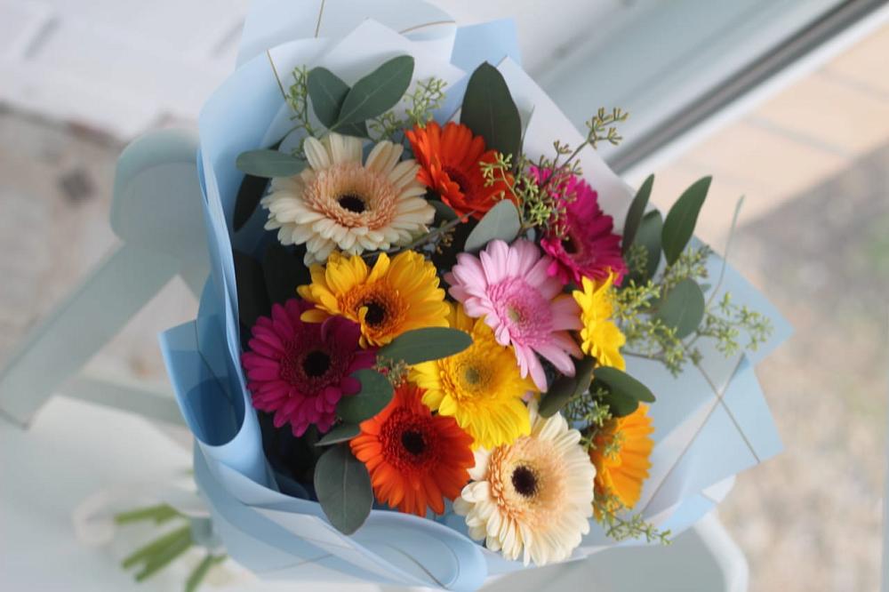 Букет мини герберы в Белоомуте Букет цветов из: Герберы в Белоомуте