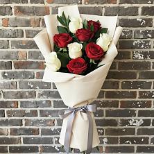 Букет красно-белые розы в Белоомуте Букет цветов из: Розы в Белоомуте