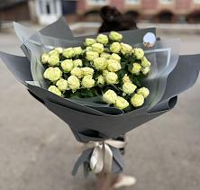 Букет Белые кустовые розы Солинеро в Белоомуте