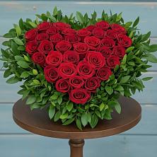 Композиция Сердце в любви в Белоомуте Цветочная композиция из Розы в виде сердца в Белоомуте