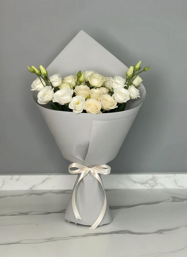 Букет цветов из: Розы и Лизиантусы в Белоомуте