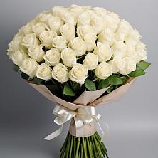 Букет 101 беля роза Белоснежка в Белоомуте