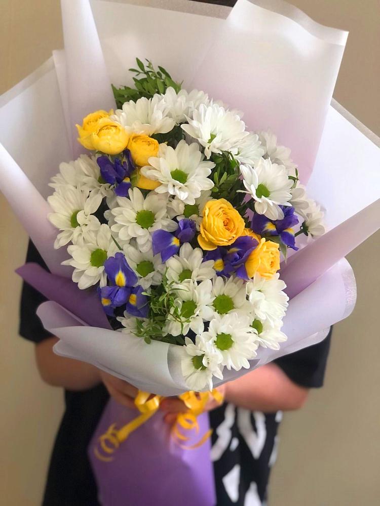 Букет цветов из: Ирисы, Хризантемы и Розы в Белоомуте