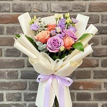 Букет цветочные ноты в Белоомуте Букет цветов из: Лизиантусы и Розы в Белоомуте