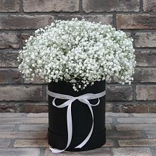 Цветочная композиция из Гипсофила в шляпной коробке в Белоомуте