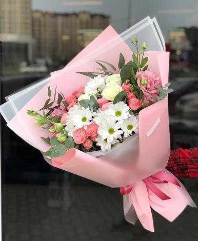 Букет цветов из: Розы, Лизиантусы и Хризантемы в Белоомуте
